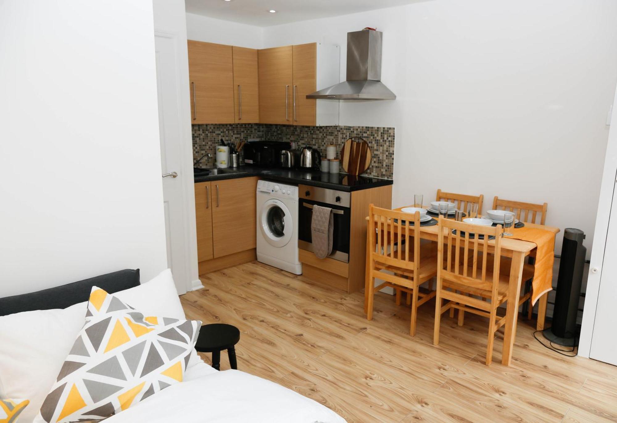 New Luxury Apartments In Central London Next To Shops, Cafes, Bars & Metro Exterior photo