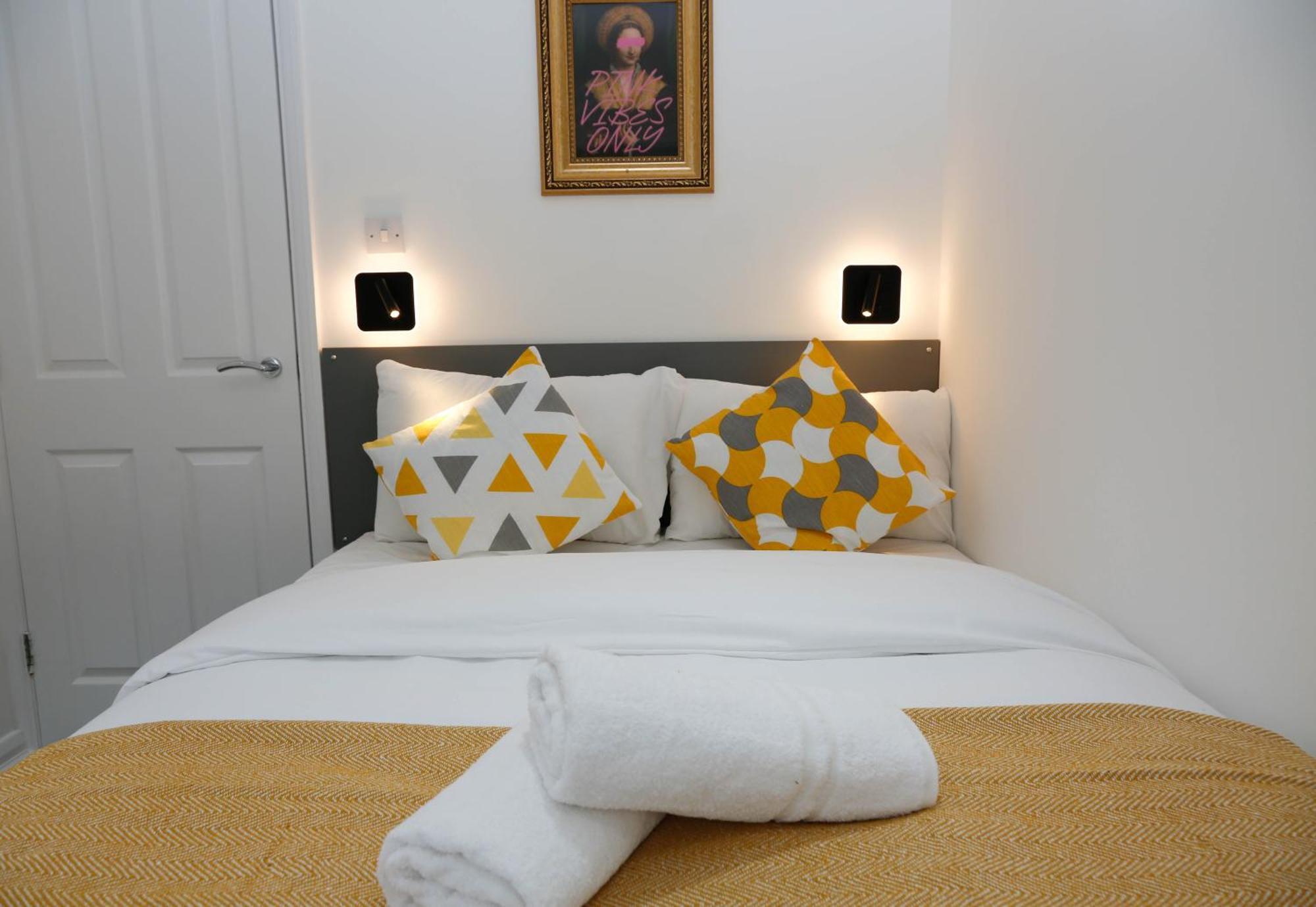 New Luxury Apartments In Central London Next To Shops, Cafes, Bars & Metro Exterior photo